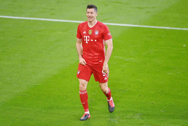 Torjubel Robert LEWANDOWSKI (Bayern Muenchen) nach Tor zum 3-0, Jubel,Freude,Begeisterung, Aktion,Einzelaktion,Einzelbild, Freisteller,Ganzkoerperaufnahme,ganze Figur Fussball 1. Bundesliga Saison 2020 2021,32.Spieltag, Spieltag32, FC Bayern Muenchen - Borussia Moenchengladbach am 08.05.2021. A L L I A N Z A R E N A Foto:Lennart Preiss Wiiters Pool via Sven Simon Fotoagentur GmbH & Co. DFL REGULATIONS PROHIBIT ANY USE OF PHOTOGRAPHS AS IMAGE SEQUENCES AND OR QUASI-VIDEO.EDITORIAL USE ONLY. Nur fuer journalistische Zwecke! National and International News Agencies OUT NO RESALE!