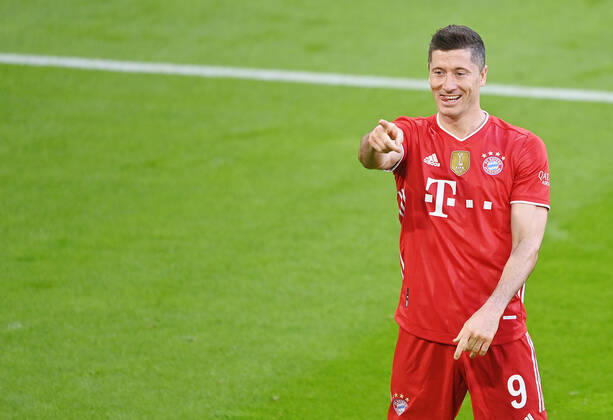 Torjubel Robert LEWANDOWSKI (Bayern Muenchen) nach Tor zum 3-0, Jubel,Freude,Begeisterung, Aktion,Einzelbild,angeschnittenes Einzelmotiv,Halbfigur,halbe Figur. Fussball 1. Bundesliga Saison 2020 2021,32.Spieltag, Spieltag32, FC Bayern Muenchen - Borussia Moenchengladbach am 08.05.2021. A L L I A N Z A R E N A Foto:Lennart Preiss Wiiters Pool via Sven Simon Fotoagentur GmbH & Co. DFL REGULATIONS PROHIBIT ANY USE OF PHOTOGRAPHS AS IMAGE SEQUENCES AND OR QUASI-VIDEO.EDITORIAL USE ONLY. Nur fuer journalistische Zwecke! National and International News Agencies OUT NO RESALE!