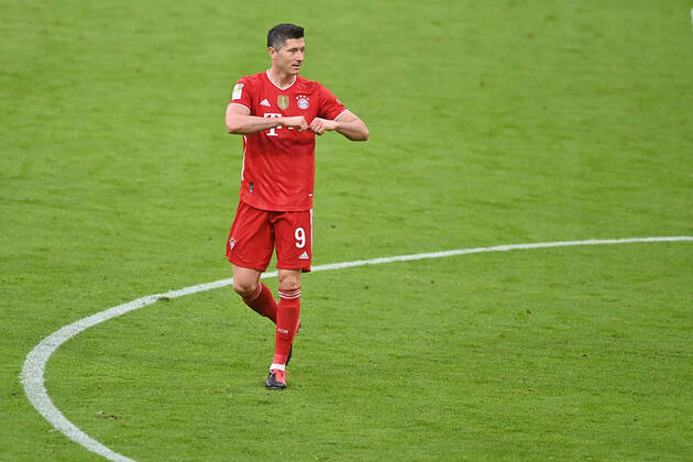 Torjubel Robert LEWANDOWSKI (Bayern Muenchen),Jubel,Freude,Begeisterung, Aktion,Einzelaktion,Einzelbild, Freisteller,Ganzkoerperaufnahme,ganze Figur Fussball 1. Bundesliga Saison 2020 2021,32.Spieltag, Spieltag32, FC Bayern Muenchen - Borussia Moenchengladbach 6-0, am 08.05.2021. A L L I A N Z A R E N A Foto:Lennart Preiss Wiiters Pool via Sven Simon Fotoagentur GmbH & Co. DFL REGULATIONS PROHIBIT ANY USE OF PHOTOGRAPHS AS IMAGE SEQUENCES AND OR QUASI-VIDEO.EDITORIAL USE ONLY. Nur fuer journalistische Zwecke! National and International News Agencies OUT NO RESALE!