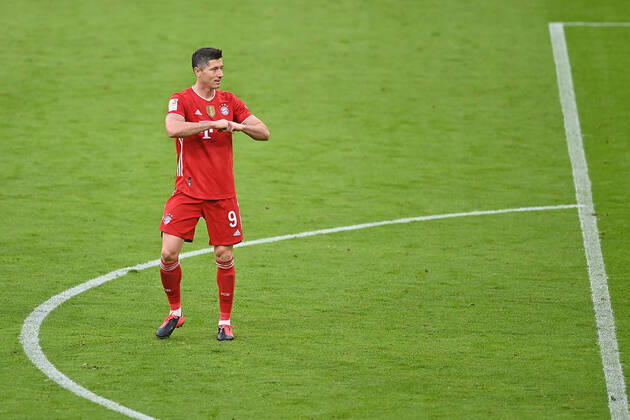 Torjubel Robert LEWANDOWSKI (Bayern Muenchen),Jubel,Freude,Begeisterung, Aktion,Einzelaktion,Einzelbild, Freisteller,Ganzkoerperaufnahme,ganze Figur Fussball 1. Bundesliga Saison 2020 2021,32.Spieltag, Spieltag32, FC Bayern Muenchen - Borussia Moenchengladbach 6-0, am 08.05.2021. A L L I A N Z A R E N A Foto:Lennart Preiss Wiiters Pool via Sven Simon Fotoagentur GmbH & Co. DFL REGULATIONS PROHIBIT ANY USE OF PHOTOGRAPHS AS IMAGE SEQUENCES AND OR QUASI-VIDEO.EDITORIAL USE ONLY. Nur fuer journalistische Zwecke! National and International News Agencies OUT NO RESALE!