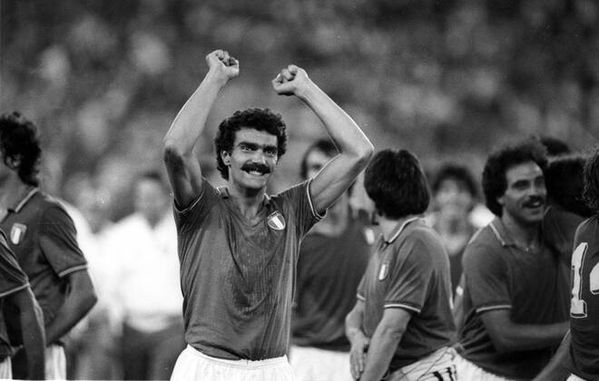 Archivbilder der Woche Sport KW19 Fußball-Weltmeisterschaft 1982 FINALE : Italien - Deutschland 3:1 in Madrid am 11.07.1982 Schlußjubel Italien , vorne Giuseppe Bergomi