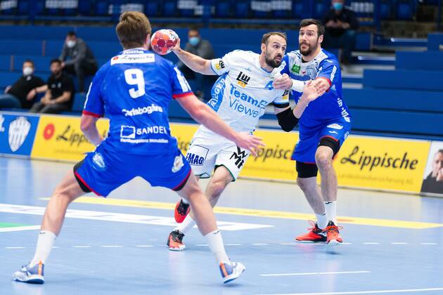 v.l. Jonathan Carlsbogard (TBV Lemgo Lippe 9), Tim Kneule (Frisch Auf Goeppingen 4), Isaias Guardiola Villaplana (TBV Lemgo Lippe 7) GER, Handball, 1. Bundesliga, TBV Lemgo Lippe gegen Frisch Auf Goeppingen, 18.05.2021 Lemgo Copyright: xEibner-Pressefotox xJanxStrohdiekx EP_JSK