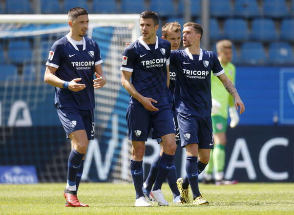 09. 05. 2021, Fussball Saison 2020 21 2. Bundesliga, 32. Spieltag, VFL Bochum : Jahn Regensburg 5-1 Die Bochumer Spieler Robert ZULJ (VFL), Anthony LOSILLA (VFL) Maxim LEITSCH (VFL) und Simon ZOLLER (VFL) v.li.n.re.- feiern die 2-1 Führung nach dem Eigentor der Regensburger