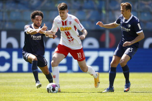 09. 05. 2021, Fussball Saison 2020 21 2. Bundesliga, 32. Spieltag, VFL Bochum : Jahn Regensburg 5-1 Herbert BOCKHORN (VFL) , Kaan CALISKANER (weiß) und Robert TESCHE (VFL) v.li.n.re.-