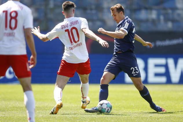 09. 05. 2021, Fussball Saison 2020 21 2. Bundesliga, 32. Spieltag, VFL Bochum : Jahn Regensburg 5-1 Kaan CALISKANER (weiß) li.- und Robert TESCHE (VFL) re.-