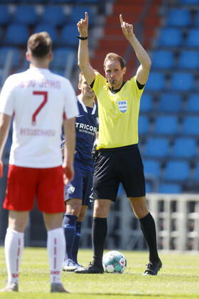 09. 05. 2021, Fussball Saison 2020 21 2. Bundesliga, 32. Spieltag, VFL Bochum : Jahn Regensburg 5-1 Schiedsrichter Sascha STEGEMANN re.- zeigt eine Überprüfung an