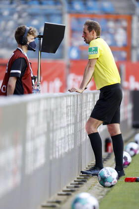 09. 05. 2021, Fussball Saison 2020 21 2. Bundesliga, 32. Spieltag, VFL Bochum : Jahn Regensburg 5-1 Schiedsrichter Sascha STEGEMANN re.- schaut eine Spielszene auf dem Monitor an