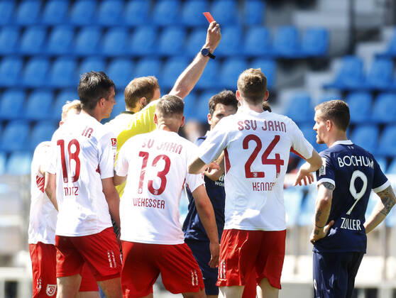 09. 05. 2021, Fussball Saison 2020 21 2. Bundesliga, 32. Spieltag, VFL Bochum : Jahn Regensburg 5-1 Schiedsrichter Sascha STEGEMANN 2.v.li.- zeigt Benedikt (Jahn Regensburg ) verdeckt- die rote Karte