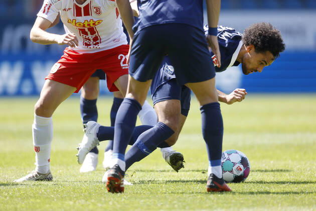 09. 05. 2021, Fussball Saison 2020 21 2. Bundesliga, 32. Spieltag, VFL Bochum : Jahn Regensburg 5-1 Herbert BOCKHORN (VFL) re.-