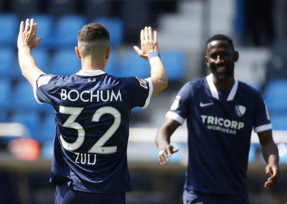 09. 05. 2021, Fussball Saison 2020 21 2. Bundesliga, 32. Spieltag, VFL Bochum : Jahn Regensburg 5-1 Robert ZULJ (VFL) li.- freut sich mit Silvre Ganvoula MÕBoussy (VFL) re.- über seinen Treffer zum 4-1