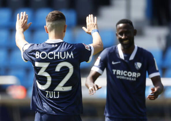 09. 05. 2021, Fussball Saison 2020 21 2. Bundesliga, 32. Spieltag, VFL Bochum : Jahn Regensburg 5-1 Robert ZULJ (VFL) li.- freut sich mit Silvre Ganvoula MÕBoussy (VFL) re.- über seinen Treffer zum 4-1