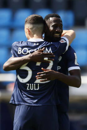 09. 05. 2021, Fussball Saison 2020 21 2. Bundesliga, 32. Spieltag, VFL Bochum : Jahn Regensburg 5-1 Robert ZULJ (VFL) li.- freut sich mit Silvre Ganvoula MÕBoussy (VFL) re.- über seinen Treffer zum 4-1