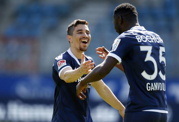 09. 05. 2021, Fussball Saison 2020 21 2. Bundesliga, 32. Spieltag, VFL Bochum : Jahn Regensburg 5-1 Danilo SOARES (VFL) li.- freut sich mit Silvre Ganvoula MÕBoussy (VFL) über dessen Treffer zum 5-1