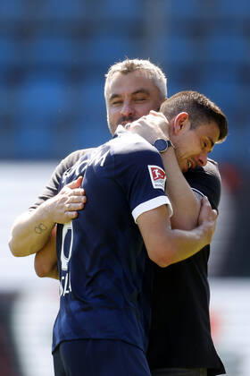 09. 05. 2021, Fussball Saison 2020 21 2. Bundesliga, 32. Spieltag, VFL Bochum : Jahn Regensburg 5-1 Trainer Thomas REIS (VFL) nimmt seinen Kapitän Anthony LOSILLA (VFL) nach dem Schlusspfiff in den Arm