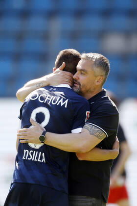 09. 05. 2021, Fussball Saison 2020 21 2. Bundesliga, 32. Spieltag, VFL Bochum : Jahn Regensburg 5-1 Trainer Thomas REIS (VFL) nimmt seinen Kapitän Anthony LOSILLA (VFL) nach dem Schlusspfiff in den Arm