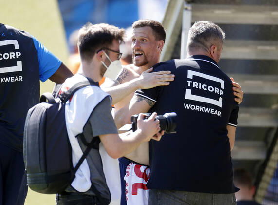 09. 05. 2021, Fussball Saison 2020 21 2. Bundesliga, 32. Spieltag, VFL Bochum : Jahn Regensburg 5-1 Trainer Thomas REIS (VFL) re.- nimmt Simon ZOLLER (VFL) 2.v.re.- nach dem Schlusspfiff in den Arm
