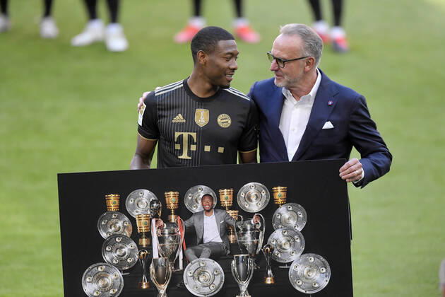 Sport Themen der Woche KW20 22.05.2021, Fussball 1. Bundesliga: FC Bayern - FC Augsburg 22.05.2021, Fussball 1. Bundesliga 2020 2021, 34. Spieltag, FC Bayern München - FC Augsburg, in der Allianz-Arena München. Abschied von verdienten Bayernspielern und Funktionären, vor dem Spiel: David Alaba (FC Bayern München) mit Vorstandsvorsitzender Karl-Heinz Rummenigge (FC Bayern München) Foto: Bernd Feil M.i.S Pool Nur für journalistische Zwecke! Only for editorial use! Gemäß den Vorgaben der DFL Deutsche Fußball Liga ist es untersagt, in dem Stadion und oder vom Spiel angefertigte Fotoaufnahmen in Form von Sequenzbildern und oder videoähnlichen Fotostrecken zu verwerten bzw. verwerten zu lassen. DFL regulations prohibit any use of photographs as image sequences and or quasi-video. National and international NewsAgencies OUT. München Bayern Deutschland