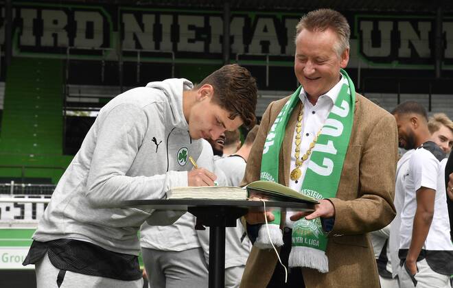 24.05.2021 - Fussball - Saison 2020 2021 - 2. Fussball - Bundesliga - SpVgg Greuther Fürth ( Kleeblatt ) - Aufstieg Aufsteiger in die erste Bundesliga - Eintrag in das goldene Buch der Stadt Fürth - Elias Kratzer (29, SpVgg Greuther Fürth ) trägt sich ins Goldene Buch ein - Dr. Thomas Jung (Oberbürgermeister Stadt Fürth Vorsitzender Wirtschaftsbeirat SpVgg Greuther Fürth )