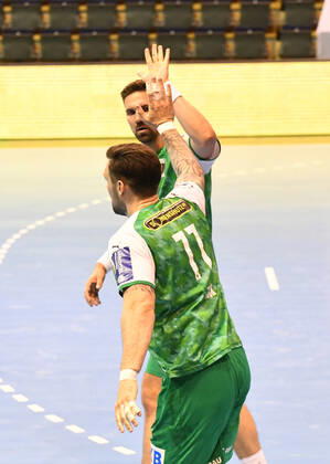 Handball, Herren, Saison 2020 2021, 1. Bundesliga (31. Spieltag), Füchse Berlin - TBV Lemgo, v. l. Fabian Wiede (Füchse Berlin), Johan Koch (Füchse Berlin), 27.05. 2021, Copyright: xSebastianxRäppoldx xMatthiasxKox