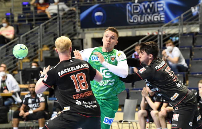 Handball, Herren, Saison 2020 2021, 1. Bundesliga (32. Spieltag), Füchse Berlin - HC Erlangen, v. l. Sebastian Firnhaber (HC Erlangen), Lasse Bredekjaer Andersson (Füchse Berlin), Benedikt Kellner (HC Erlangen), 30.05. 2021, Copyright: xSebastianxRäppoldx xMatthiasxKox