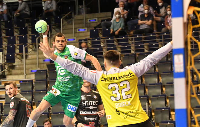 Handball, Herren, Saison 2020 2021, 1. Bundesliga (32. Spieltag), Füchse Berlin - HC Erlangen, v. l. Tim Matthes (Füchse Berlin), Torhüter Janis Boieck (HC Erlangen), 30.05. 2021, Copyright: xSebastianxRäppoldx xMatthiasxKox