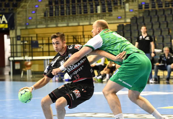 Handball, Herren, Saison 2020 2021, 1. Bundesliga (32. Spieltag), Füchse Berlin - HC Erlangen, v. l. Tarek Marschall (HC Erlangen), Paul Drux (Füchse Berlin), 30.05. 2021, Copyright: xSebastianxRäppoldx xMatthiasxKox
