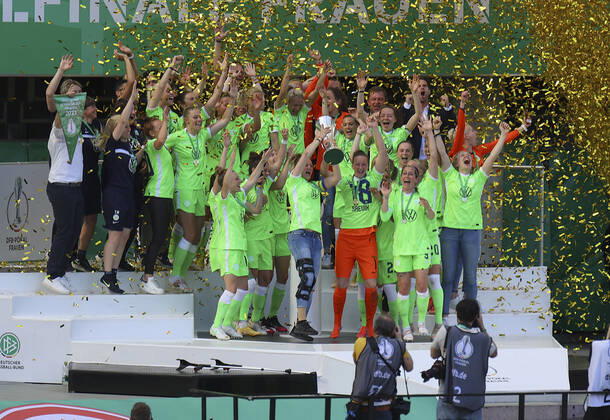 30.05.2021, xdcx, Fussball Frauen DFB-Pokalfinale 2021 in Köln, Eintracht Frankfurt - VfL Wolfsburg, Rhein-Energie-Stadion, v.l., Wolfsburg feiert den Pokalsieg und stemmt den Pokal in die Luft DFL DFB REGULATIONS PROHIBIT ANY USE OF PHOTOGRAPHS AS IMAGE SEQUENCES AND OR QUASI-VIDEO. Copyright: HMBxMedia Claus