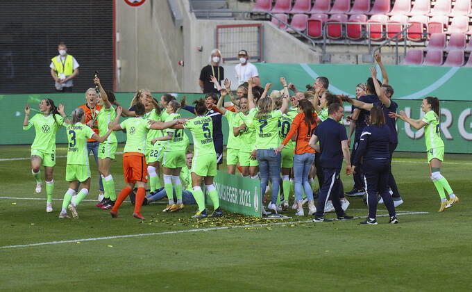 30.05.2021, xdcx, Fussball Frauen DFB-Pokalfinale 2021 in Köln, Eintracht Frankfurt - VfL Wolfsburg, Rhein-Energie-Stadion, v.l., Wolfsburg feiert den Pokalsieg DFL DFB REGULATIONS PROHIBIT ANY USE OF PHOTOGRAPHS AS IMAGE SEQUENCES AND OR QUASI-VIDEO Copyright: HMBxMedia Claus