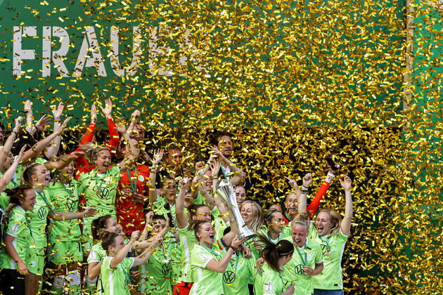 Köln, RheinEnergieStadion, 30.05.21: Alexandra Popp (M) (Wolfsburg) and teammates celebrate the win of the trophy during the final cup match between Eintracht Frankfurt vs. VFL Wolfsburg.