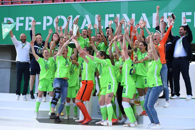 Fußball DFB-Pokal Finale der Frauen Eintracht Frankfurt - VfL Wolfsburg am 30.05.2021 im RheinEnergieStadion in Köln Deutscher Pokalsieger der Frauen 2021: VfL Wolfburg DFB regulations prohibit any use of photographs as image sequences and or quasi-video.