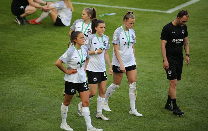 30.05.2021, xcex, GER, Koeln, RheinEnergie Stadion, Fussball, Frauenfussball, Flyeralarm Frauen-Bundesliga, DFB Pokal Frauen Saison 2020 2021, Finale, SGE, VfL, DFB-Pokalfinale Eintracht Frankfurt - VfL Wolfsburg, Enttaeuschung nach der Niederlage bei den frankfurter Spielerinnen, enttaeuscht, niedergeschlagen, traurig, Trauer, Laura Feiersinger, Barbara Dunst, Virginia Kirchberger (SGE) DFL regulations prohibit any use of photographs as image sequences and or quasi-video