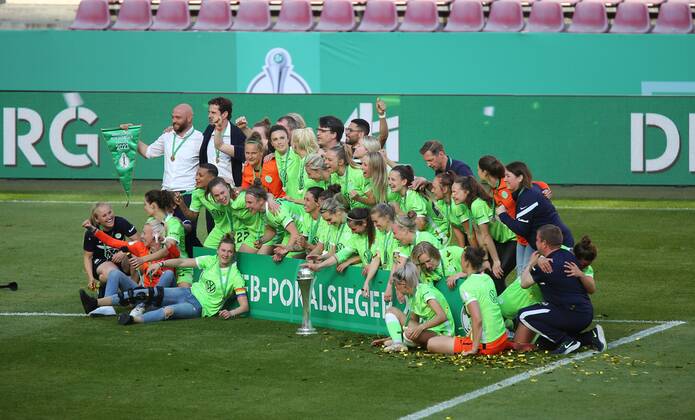 30.05.2021, xcex, GER, Koeln, RheinEnergie Stadion, Fussball, Frauenfussball, Flyeralarm Frauen-Bundesliga, DFB Pokal Frauen Saison 2020 2021, Finale, SGE, VfL, DFB-Pokalfinale Eintracht Frankfurt - VfL Wolfsburg, Jubel bei den Spielerinnen vom VfL Wolfsburg ueber den Sieg und den gewonnenen DFB Pokal, Freude, Emotionen, celebration, Pokaluebergabe, Jubelfoto DFL regulations prohibit any use of photographs as image sequences and or quasi-video