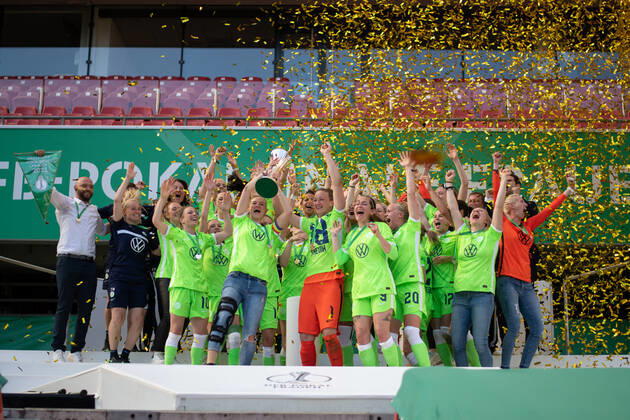 Almuth Schult (VfL Wolfsburg) und Team jubeln ueber den Pokalsieg, GER, Eintracht Frankfurt vs. VfL Wolfsburg, 30.05.2021, Frauen DFB Pokal Finale, Spielzeit 2020 2021 DFB REGULATIONS PROHIBIT ANY USE OF PHOTOGRAPHS AS IMAGE SEQUENCES AND OR QUASI-VIDEO GER, Eintracht Frankfurt vs. VfL Wolfsburg, 30.05.2021, Frauen DFB Pokal Finale, Spielzeit 2020 2021 Koeln Copyright: xEibnerxPressefoto MichaelxMemmlerx EP_MMR