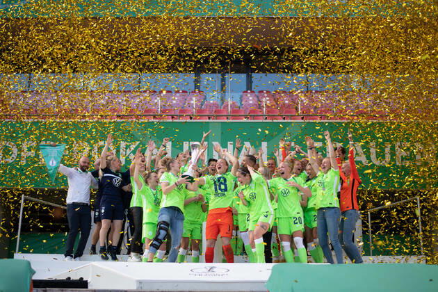 Sport Bilder des Tages Almuth Schult (VfL Wolfsburg) und Team jubeln ueber den Pokalsieg, GER, Eintracht Frankfurt vs. VfL Wolfsburg, 30.05.2021, Frauen DFB Pokal Finale, Spielzeit 2020 2021 DFB REGULATIONS PROHIBIT ANY USE OF PHOTOGRAPHS AS IMAGE SEQUENCES AND OR QUASI-VIDEO GER, Eintracht Frankfurt vs. VfL Wolfsburg, 30.05.2021, Frauen DFB Pokal Finale, Spielzeit 2020 2021 Koeln Copyright: xEibnerxPressefoto MichaelxMemmlerx EP_MMR
