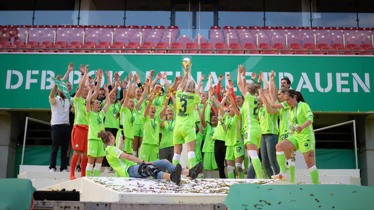 Zsanett Jakabfi (VfL Wolfsburg), Almuth Schult (VfL Wolfsburg) Alexandra Popp (VfL Wolfsburg) und Team jubeln ueber den Pokalsieg, GER, Eintracht Frankfurt vs. VfL Wolfsburg, 30.05.2021, Frauen DFB Pokal Finale, Spielzeit 2020 2021 DFB REGULATIONS PROHIBIT ANY USE OF PHOTOGRAPHS AS IMAGE SEQUENCES AND OR QUASI-VIDEO GER, Eintracht Frankfurt vs. VfL Wolfsburg, 30.05.2021, Frauen DFB Pokal Finale, Spielzeit 2020 2021 Koeln Copyright: xEibnerxPressefoto MichaelxMemmlerx EP_MMR
