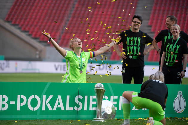 Alexandra Popp (VfL Wolfsburg) jubelt ueber den Pokalsieg, GER, Eintracht Frankfurt vs. VfL Wolfsburg, 30.05.2021, Frauen DFB Pokal Finale, Spielzeit 2020 2021 DFB REGULATIONS PROHIBIT ANY USE OF PHOTOGRAPHS AS IMAGE SEQUENCES AND OR QUASI-VIDEO GER, Eintracht Frankfurt vs. VfL Wolfsburg, 30.05.2021, Frauen DFB Pokal Finale, Spielzeit 2020 2021 Koeln Copyright: xEibnerxPressefoto MichaelxMemmlerx EP_MMR