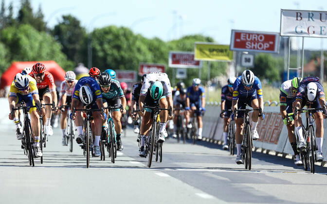 British Mark Cavendish of Deceuninck - Quick-Step, Belgian Tim Merlier of Alpecin-Fenix, Belgian Sasha Weemaes of Vlaanderen-Baloise Danish Michael Morkov of Deceuninck - Quick-Step and German Pascal Ackermann of Bora-Hansgrohe pictured at the finishline during the Elfstedenronde one day cycling race, 193,1km around Brugge, Sunday 06 June 2021. DAVIDxPINTENS x2808370x