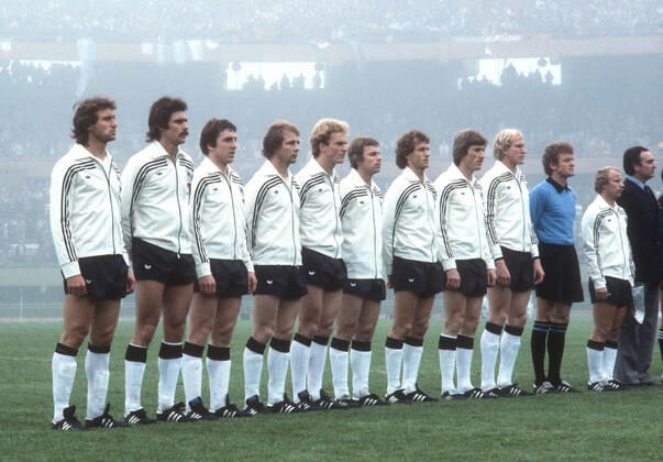 Fußball-Weltmeisterschaft 1978. Deutschland - Italien 0:0 14.06.1978 in Buenos Aires. Deutsche 11er Mannschaft vor dem Spiel. V.l: Heinz Flohe, Herbert Zimmermann, Klaus Fischer, Bernd Hölzenbein, Karl-Heinz Rummenigge, Bernard Dietz, Rainer Bonhof, Manfred Kaltz, Rolf Rüßmann, Sepp Maier und Berti Vogts.