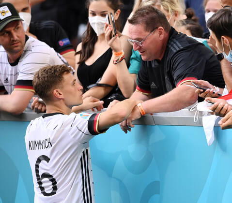 FUSSBALL Euro 2021 GRUPPE C Spiel 24 in Muenchen Portugal - Deutschland 19.06.2021 Joshua Kimmich (li, Deutschland) mit seinem Vater Berthold nach dem Spiel