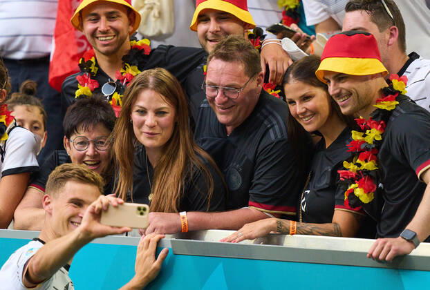 Joshua KIMMICH, DFB 6 , selfie with family members, sister Deborah, mother Anja, father Berthold, Lina (2nd-R), his girlfriend in the Group F match PORTUGAL - GERMANY 2-4 at the football UEFA European Championships 2020 in Season 2020 2021 on June 19, 2021 in Munich, Germany.