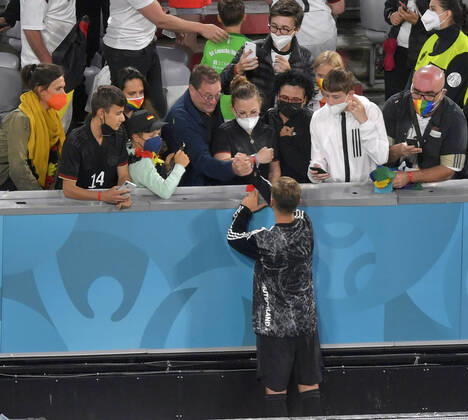 23.06.2021, Fussball, Europameisterschaft 2020, Gruppenspiel Gruppe F, Deutschland - Ungarn, in der Fußball Arena München. Joshua Kimmich (Deutschland) nach dem Spiel bei seiner Familie. li: Vater Berthold Kimmich shakehands mit seinem Sohn.
