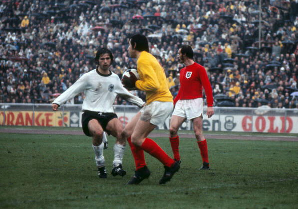 Football - 1972 UEFA European Football Championship Qualifying - Quarter Final Second Leg: West Germany 0 England 0 West Germany s Gerd Muller puts pressure on England goalkeeper Gordon Banks in the Olympiastadion, West Berlin. Germany won the tie by an aggregate score of 3-1.