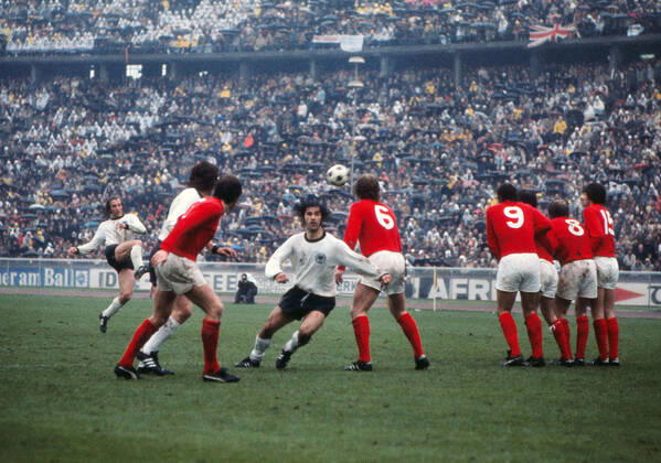 Football - 1972 UEFA European Football Championship Qualifying - Quarter Final Second Leg: West Germany 0 England 0 West Germany s Gerd Muller runs round the wall as his teammate Gunter Netzer takes a free-kick in the Olympiastadion, West Berlin. Germany won the tie by an aggregate score of 3-1.