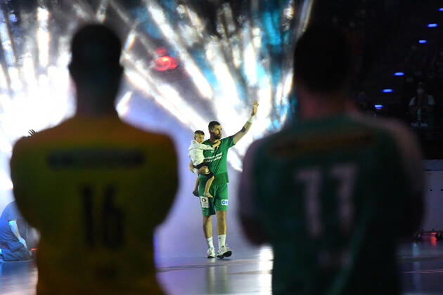 Handball, Herren, Saison 2020 2021, 1. Bundesliga (38. Spieltag), Füchse Berlin - Bergischer HC, Jakov Gojun (Füchse Berlin) wurde nach dem Spiel verabschiedet, 27.06. 2021, Copyright: xSebastianxRäppold MatthiasxKochx