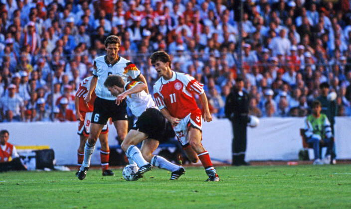 26.06.92 Dänemark - Deutschland Schweden, Göteborg, 26.06.1992, Fussball, UEFA EM Europameisterschaft 1992 in Schweden, Finale, Dänemark DFB Deutschland (2:0): v.l. Guido Buchwald, Thomas Helmer (beide Deutschland), Brian Laudrup (Dänemark).