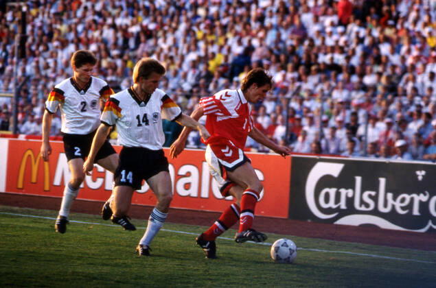 26.06.92 Dänemark - Deutschland Schweden, Göteborg, 26.06.1992, Fussball, UEFA EM Europameisterschaft 1992 in Schweden, Finale, Dänemark DFB Deutschland (2:0): v.l. Stefan Reuter, Thomas Helmer (beide Deutschland), Flemming Povlsen (Dänemark).
