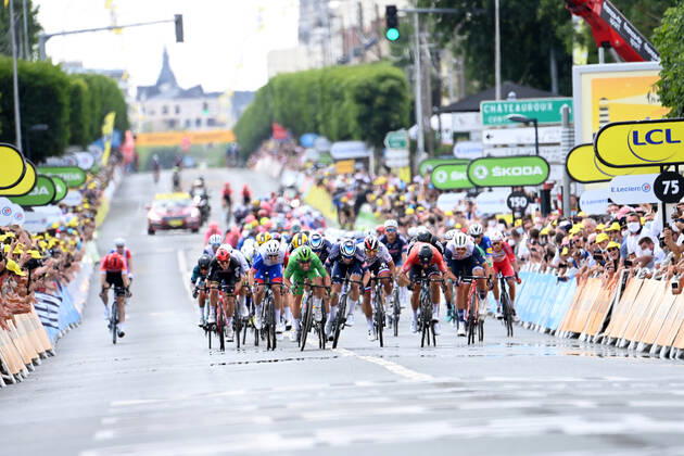 British Mark Cavendish of Deceuninck - Quick-Step celebrates as he crosses the finish line to win the mass sprint at the finish of the sixth stage of the 108th edition of the Tour de France cycling race, 160,6km from Tours to Chateauroux, France, Thursday 01 July 2021. This year s Tour de France takes place from 26 June to 18 July 2021. PETExGODING  x3024915x