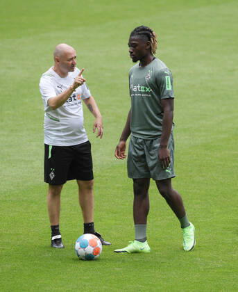 Co Trainer Oliver Neuville (Borussia Moenchengladbach), li., mit Kouadio Kone, Manu Kone (Borussia Moenchengladbach) 04.07.2021, Fussball GER, Saison 2021 2022, 1. Bundesliga, Training Borussia Mönchengladbach im Borussia Park, , Foto: Weis TEAM2sportphoto Moenchengladbach Nordrhein Westfalen Deutschland