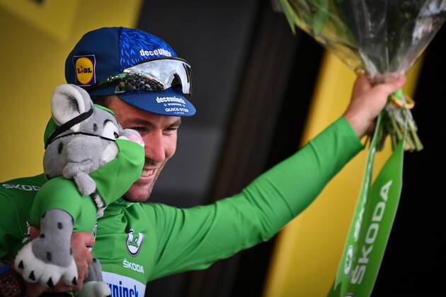 British Mark Cavendish of Deceuninck - Quick-Step celebrates on the podium in the green jersey of leader in the sprint ranking after stage 10 of the 108th edition of the Tour de France cycling race, 190,7 km from Albertville to Valence, France, Tuesday 06 July 2021. This year s Tour de France takes place from 26 June to 18 July 2021. DAVIDxSTOCKMAN x3028190x