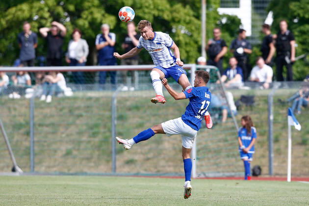 07.07.2021, xtgx, Fussball Testspiel, MSV Neuruppin - Hertha BSC Berlin emspor, v.l. Maximilian Mittelstaedt (Hertha, 17), Alexander Kratz (Neuruppin, 17) Zweikampf, Duell, Kampf, tackle (DFL DFB REGULATIONS PROHIBIT ANY USE OF PHOTOGRAPHS as IMAGE SEQUENCES and or QUASI-VIDEO) Neuruppin
